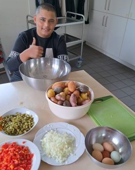 Aus der Ernte wird ein Kartoffelsalat